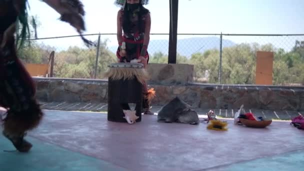 Bailarina interpretando danza de la cultura prehispánica con el cielo brillante como fondo — Vídeos de Stock