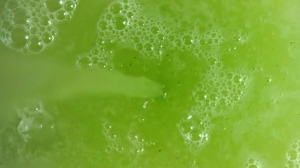 Vue de dessus de verser du jus vert frais et pétillant — Video