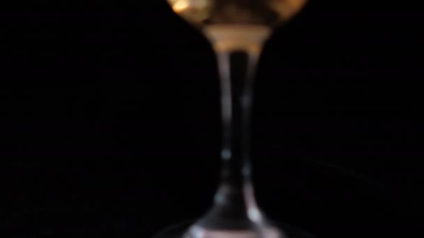 Bir bergelembung di gelas piala dengan latar belakang hitam — Stok Video
