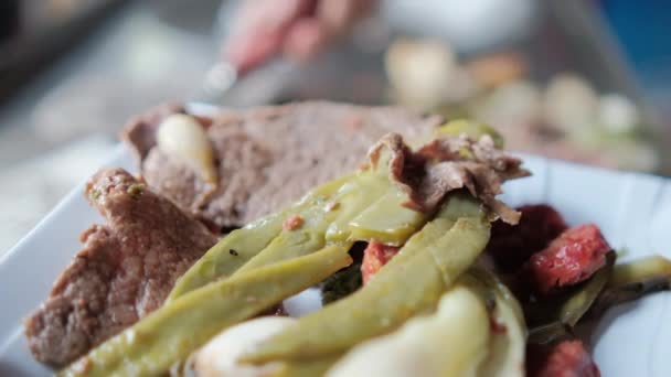 Cebolas verdes mexicanas, chouriço picado, nopales e bifes finos em um prato — Vídeo de Stock