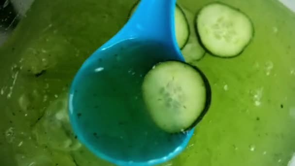 Blå slev under omrörning uppfriskande gurka dryck i slow motion — Stockvideo