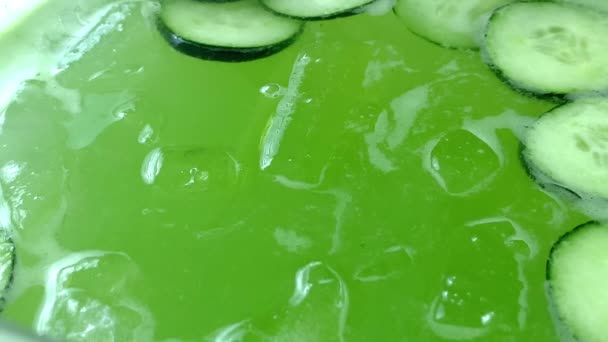 Frissítő uborka ital üvegtartályban fehér felület felett — Stock videók
