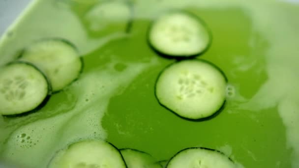 Verfrissende en schuimige komkommerdrank in glazen recipiënt — Stockvideo