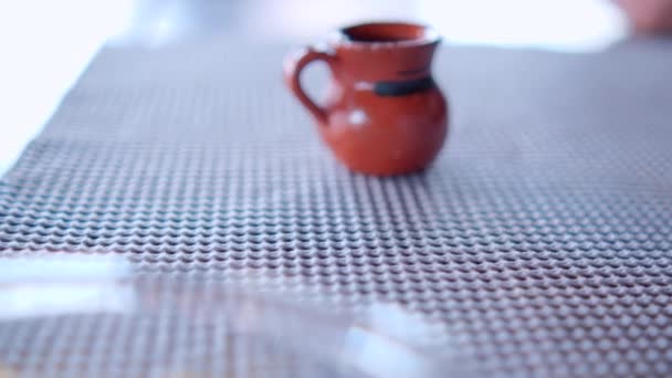 Оранжевые ломтики на стеклянной пластине сверху на сером коврике стола — стоковое видео