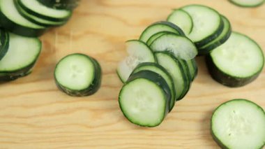 Tahta kesme tahtasının üzerinde taze kesilmiş salatalık.