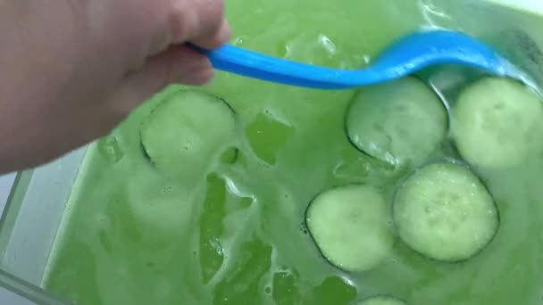 Boisson rafraîchissante au concombre remuante à la main avec louche bleue — Video