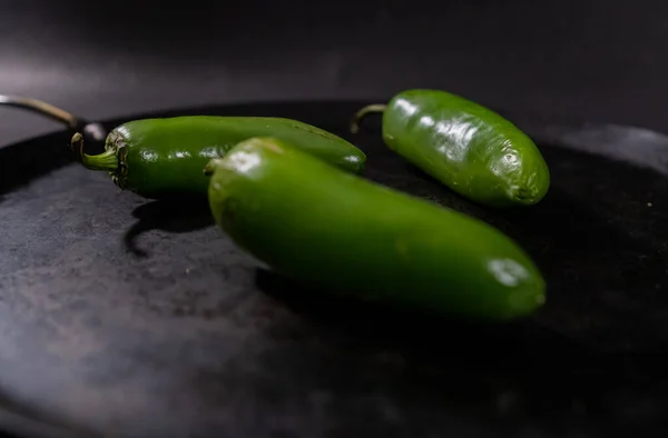 Zöld chili paprika egy hagyományos mexikói comal — Stock Fotó