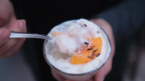 มือถือช้อนและถ้วยลูกพีชและครีม — วีดีโอสต็อก