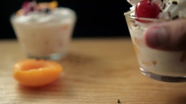 Elle yerleştirilen şeftali kabı ve krema ahşap yüzeyde