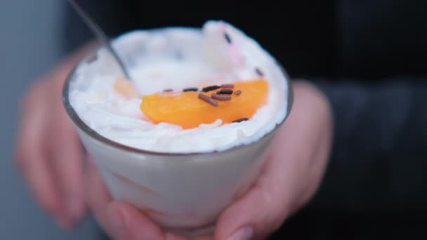 手拿着勺子和杯桃子和奶油 — 图库视频影像