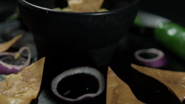 Чипсы с тортильей, перец чили и ломтики лука в мексиканской коме. — стоковое видео