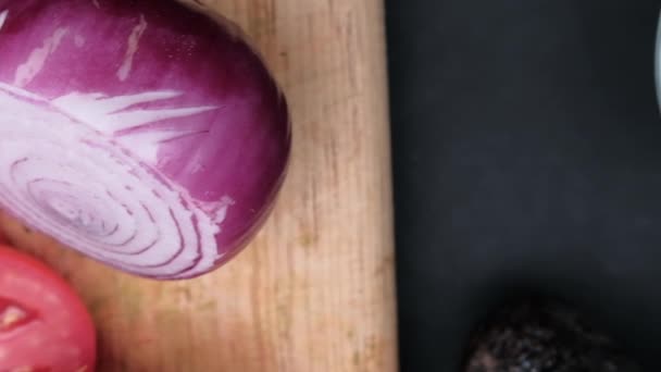 Миски подрібненого авокадо, салату та чіпсів тортильї на чорній поверхні — стокове відео