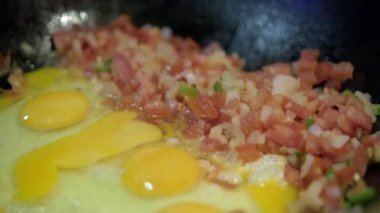 Çiğ yumurta ve tavada geleneksel pico de gallo.