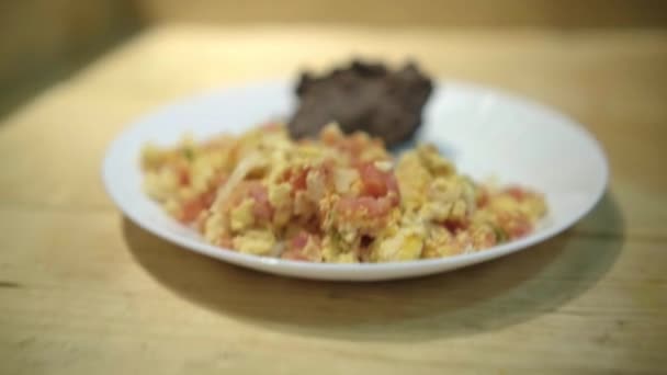 Beyaz tabakta Meksika usulü yumurta ve yeniden kızartılmış fasulye. — Stok video
