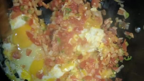 Smažená a míchaná vejce a tradiční pico de gallo na pánvi — Stock video