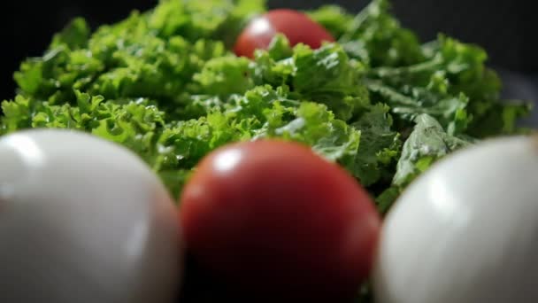 Hand ergreifende Tomate auf großen, frischen Salat — Stockvideo
