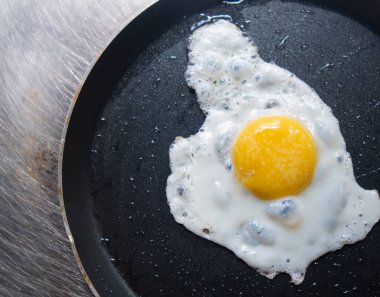 Kızartma tavasında yağlı yumurta.