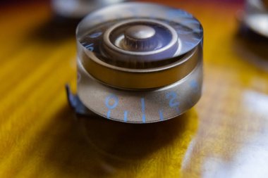 Klasik sarı elektro gitarın ses veya ton kontrolü