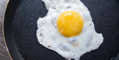 Kızartma tavasında yağlı yumurta.