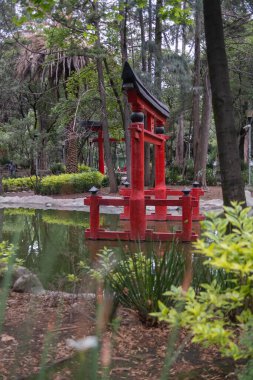 Geleneksel Japon kapısı ve havuzu Masayoshi Ohira Parkı 'nda.