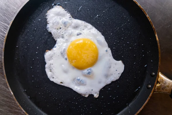Kızartma tavasında yağlı yumurta.