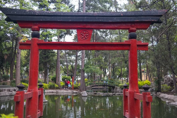 Geleneksel Japon kapısı ve havuzu Masayoshi Ohira Parkı 'nda. — Stok fotoğraf