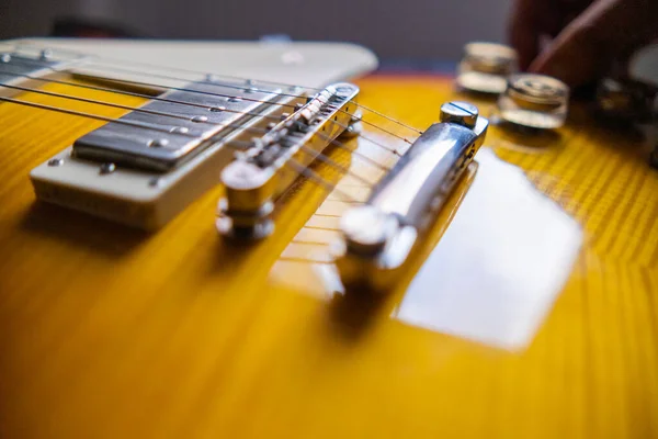 Struny a snímače klasické žluté a černé elektrické kytary — Stock fotografie