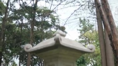 Masayoshi Ohira Parkı 'nda geleneksel Japon taş heykeli