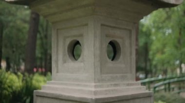 Masayoshi Ohira Parkı 'nda geleneksel Japon taş heykeli