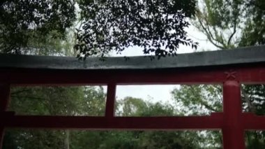 Geleneksel Japon kapısı ve Masayoshi Ohira Parkı 'ndaki ağaçlar