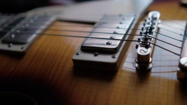 Güzel elektro gitarın telleri ve pikapları