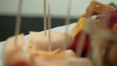 Jambonlu dürüm ve gri arka planlı renkli doğranmış meyve ezmesi.