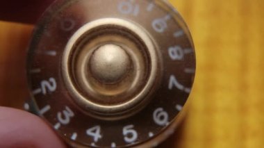Parmaklar klasik elektro gitarın ses kontrolünü döndürüyor