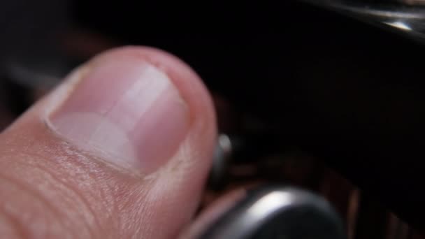 Dedos tocando as teclas de giro da guitarra elétrica clássica — Vídeo de Stock