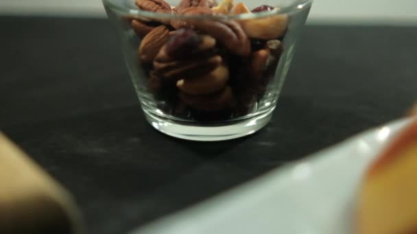 Coupe de noix, d'amandes et de noix indiennes sur la surface noire — Video