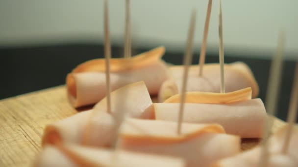 Kalkon skinka rullar med tandpetare på skärbräda — Stockvideo