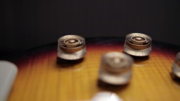 Controles de volume e tom de guitarra elétrica clássica tipo madeira — Vídeo de Stock