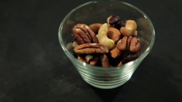Coupe de noix, d'amandes et de noix indiennes sur la surface noire — Video
