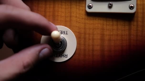 Ручний поворотний перемикач класичної дерев'яної електричної гітари — стокове відео