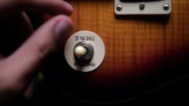 Klasik ahşap gitarın el değiştirme düğmesi.