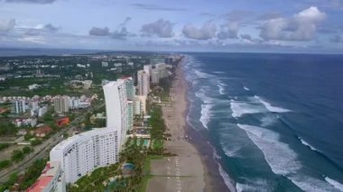 Puerto Vallarta sahilindeki bulutlu gökyüzünün altındaki otellerin güzel hava manzarası.