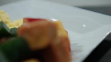 Taze kesilmiş meyve ezmesi ve tabakta çedar peyniri küpleri.