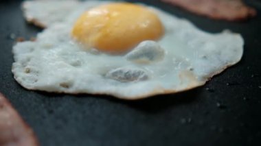 Lezzetli kızarmış yumurta ve pastırma kızartma tavasında şerit.