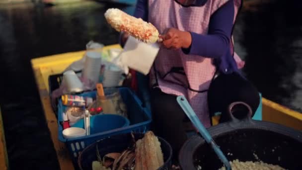 Kvinna matleverantör förbereda traditionell street corn i gul båt — Stockvideo