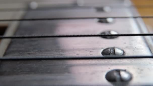 Cordas de guitarra elétrica clássica vibrando acima de seus captadores — Vídeo de Stock