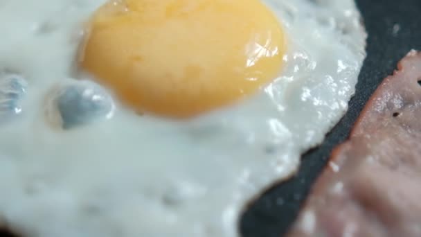 Смачне смажене яйце та бекон на сковороді — стокове відео