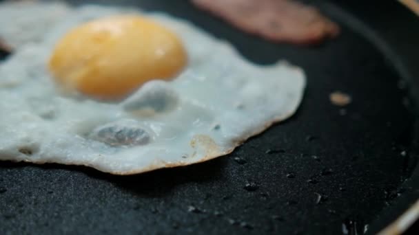 Deliziose strisce di uova fritte e pancetta su una padella — Video Stock