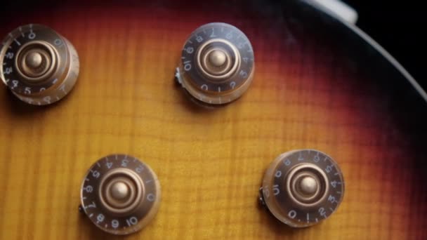 Έλεγχοι έντασης και τόνου της κλασικής ξύλινης ηλεκτρικής κιθάρας — Αρχείο Βίντεο