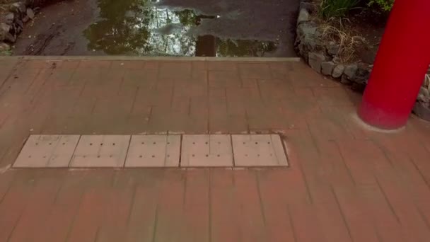 Куча камней на фонтане в парке Масаёси Охира — стоковое видео