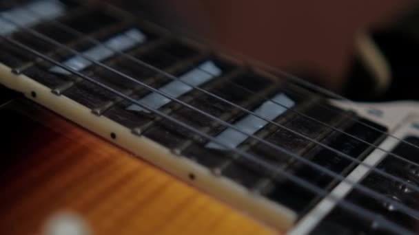 Cordas de guitarra elétrica clássica vibrando acima de seu braço e trastes — Vídeo de Stock